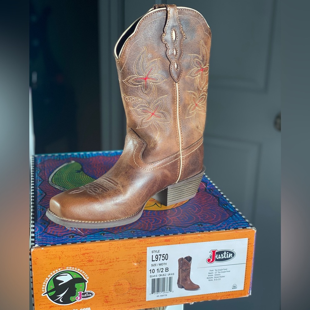 NWOT Justin women’s size 10.5B cowboy boots in box